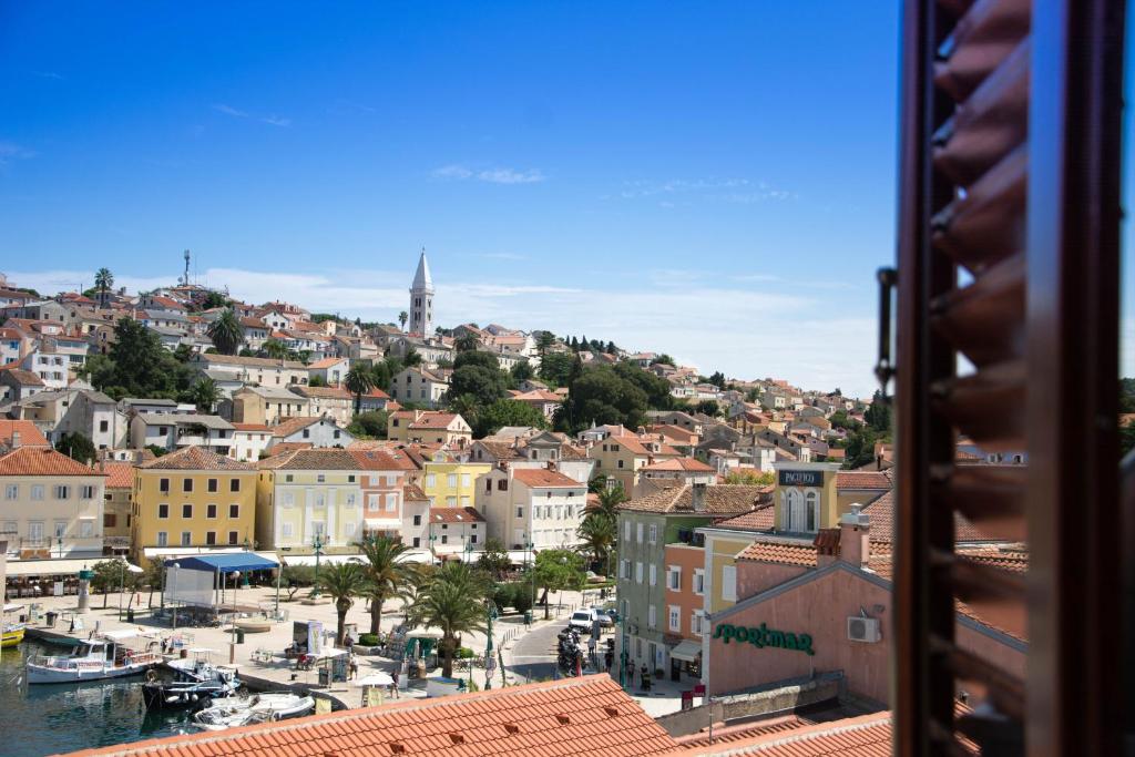 una ventana con vistas a la ciudad en BUGA apartment in center of Mali Losinj en Mali Lošinj