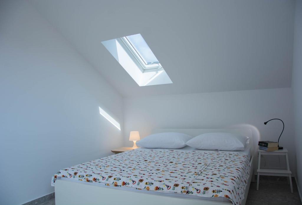 Posteľ alebo postele v izbe v ubytovaní BUGA apartment in center of Mali Losinj