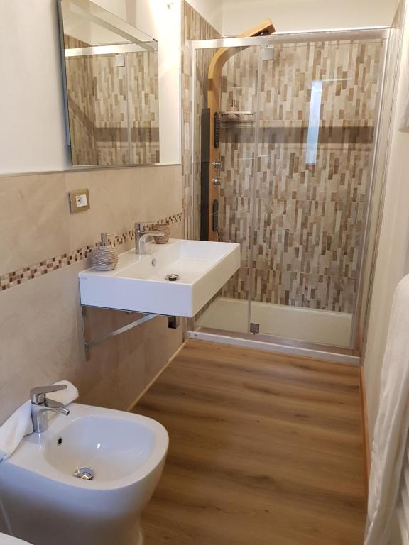 Koupelna v ubytování Cascina Ghitin Relais