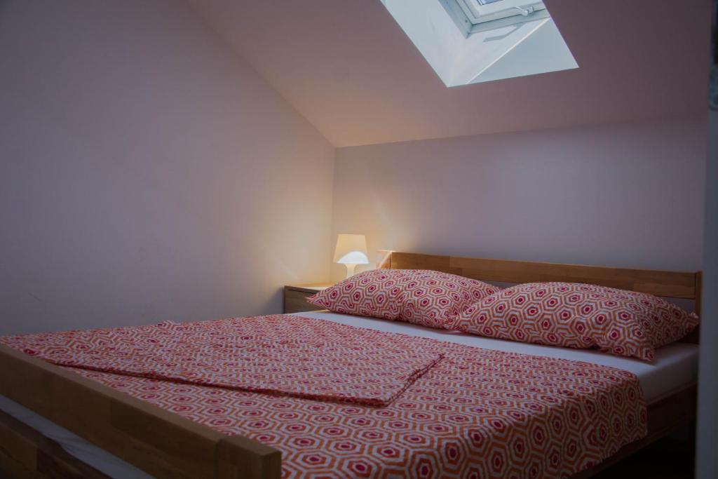 Posteľ alebo postele v izbe v ubytovaní BUGA apartment in center of Mali Losinj