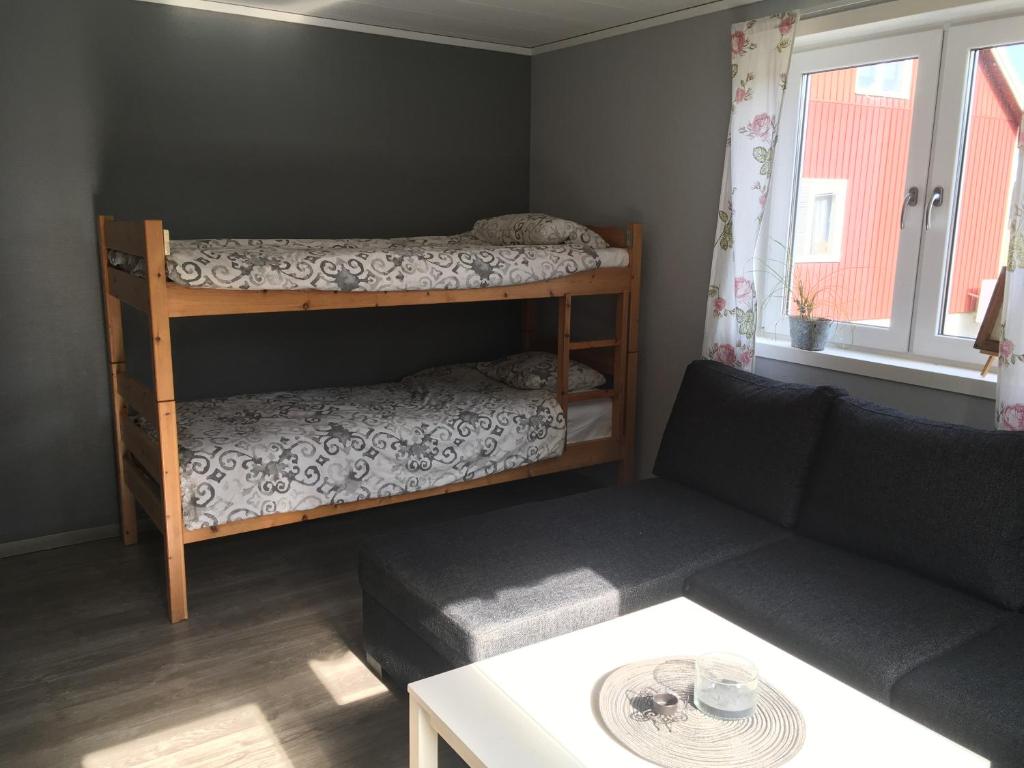 ein Wohnzimmer mit 2 Etagenbetten und einem Sofa in der Unterkunft Täppans B&B in Ålberga