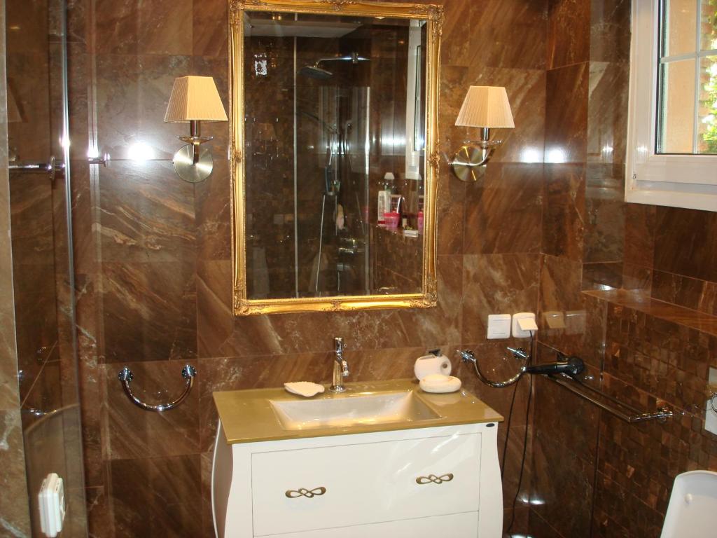 Kúpeľňa v ubytovaní Villa with heated private pool, sea view& turkish sauna