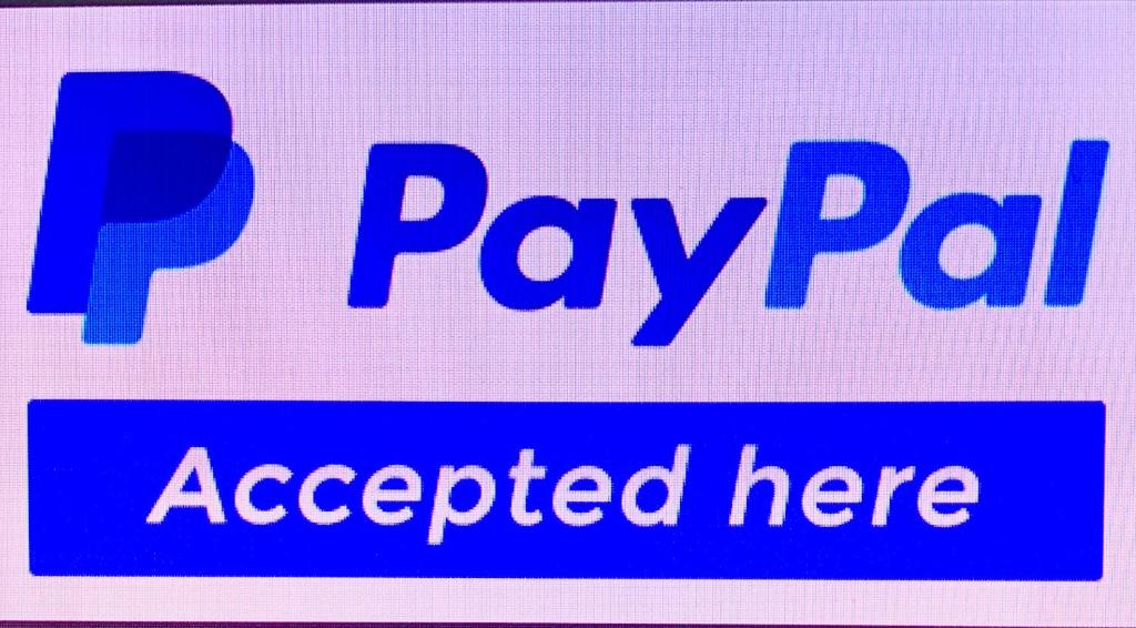 Et logo, certifikat, skilt eller en pris der bliver vist frem på Studio 13