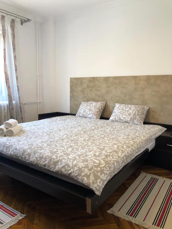 - une chambre avec un grand lit dans l'établissement Blue Apartment, à Drobeta-Turnu Severin
