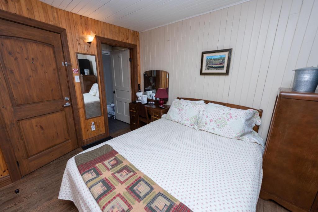 Una cama o camas en una habitación de Auberge Le Four à Pain