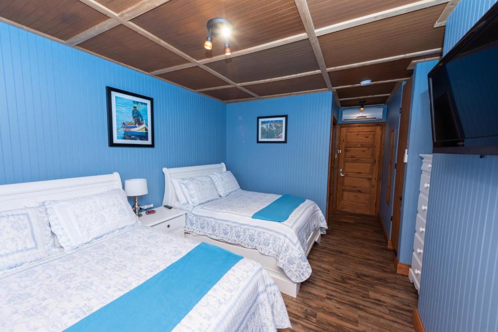 Una cama o camas en una habitación de Auberge Le Four à Pain