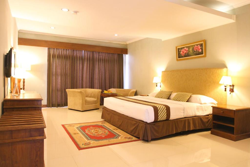 Letto o letti in una camera di Cakra Kusuma Hotel