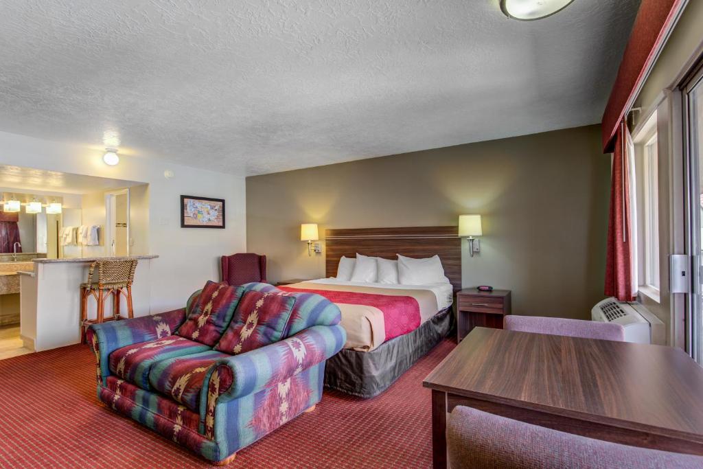 Postel nebo postele na pokoji v ubytování Econo Lodge St George North - Near Pioneer Park