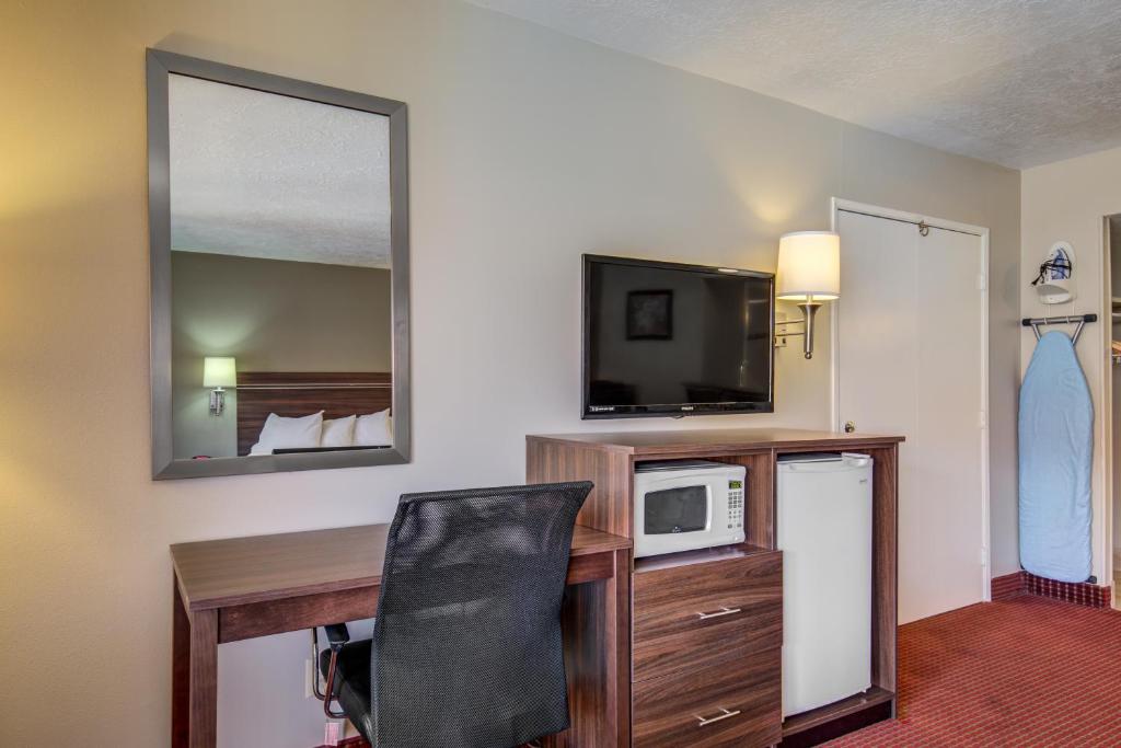 Kuchyň nebo kuchyňský kout v ubytování Econo Lodge St George North - Near Pioneer Park