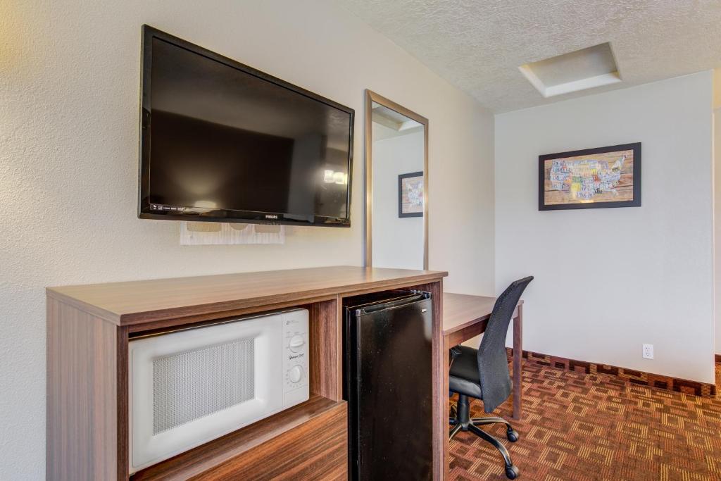 TV a/nebo společenská místnost v ubytování Econo Lodge St George North - Near Pioneer Park