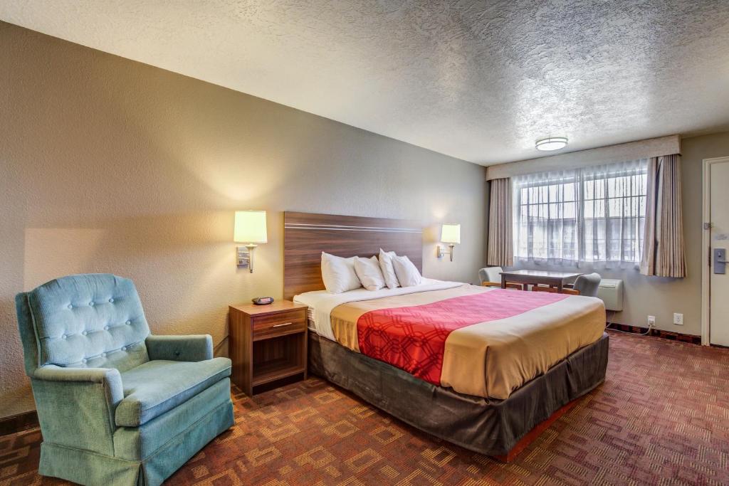 Postel nebo postele na pokoji v ubytování Econo Lodge St George North - Near Pioneer Park