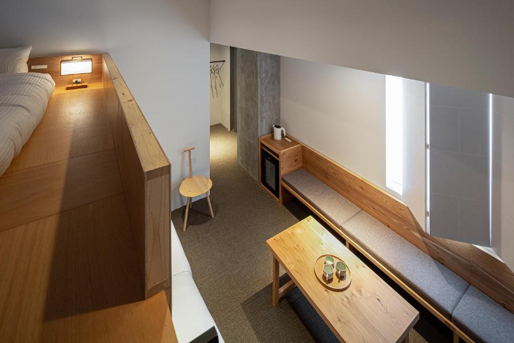 Posezení v ubytování TSUGU Kyoto Sanjo by THE SHARE HOTELS
