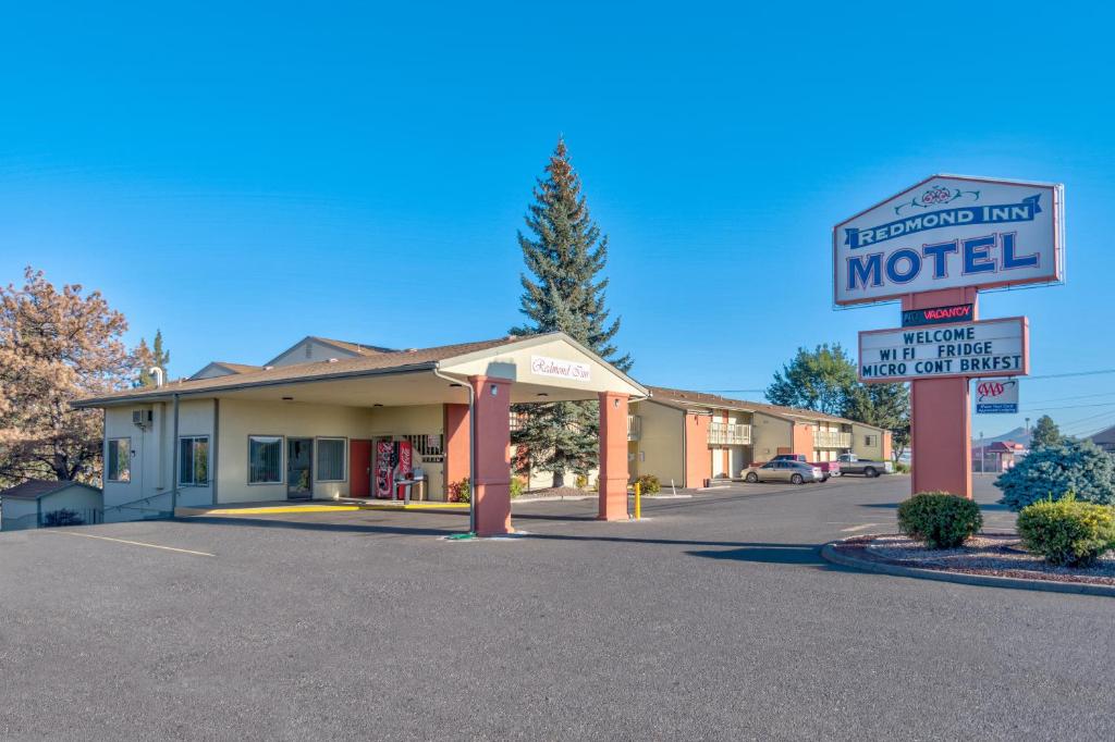 una señal de motel frente a un motel en Redmond Inn, en Redmond