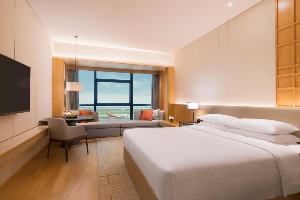 Postel nebo postele na pokoji v ubytování Hyatt Regency Shenzhen Airport