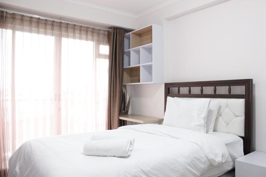 Łóżko lub łóżka w pokoju w obiekcie Compact Studio Room at Gateway Pasteur Apartment near Exit Toll By Travelio