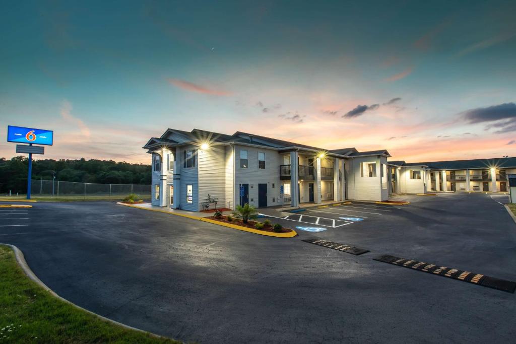 ein Parkplatz vor einem Gebäude in der Unterkunft Motel 6-Greenville, SC - I-85 Near Downtown in Greenville
