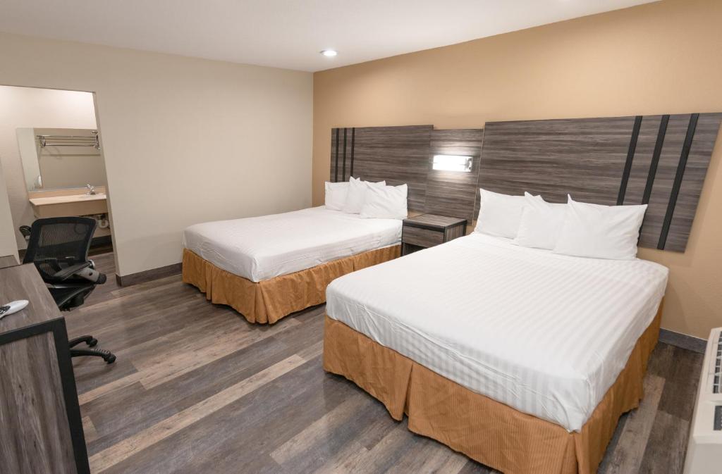 Кровать или кровати в номере Crown Hotel
