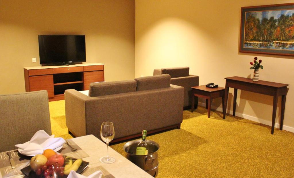 TV a/nebo společenská místnost v ubytování Summit Parkview Yangon
