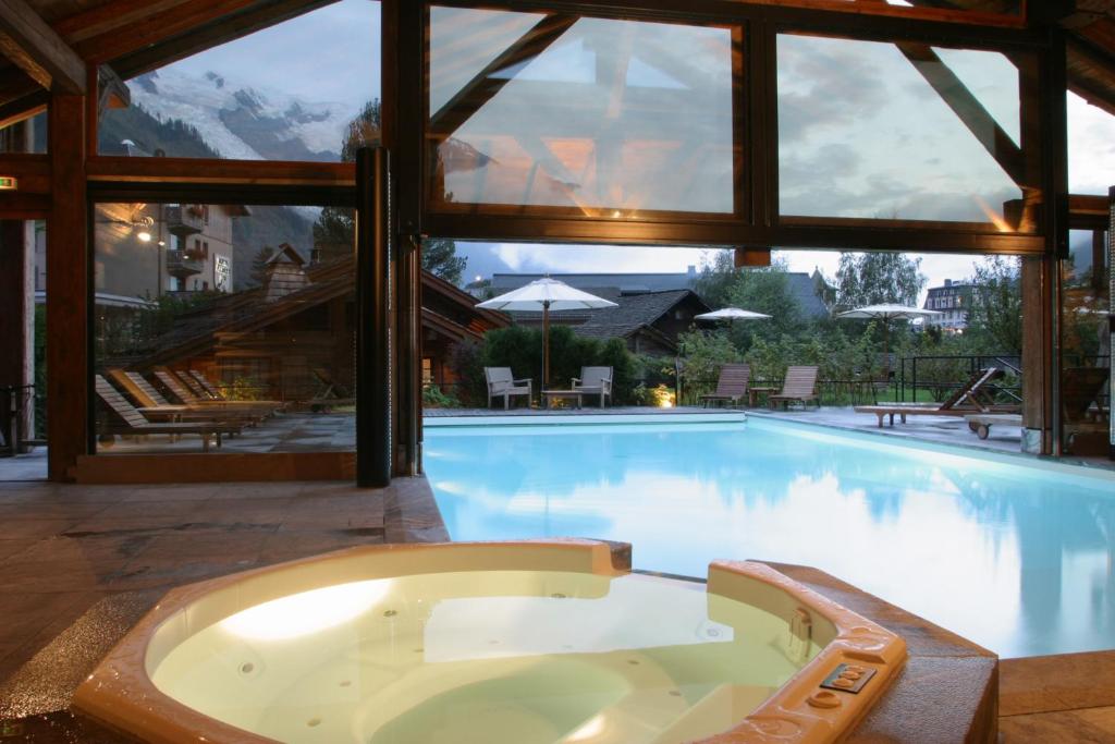 a large swimming pool with a jacuzzi tub at Le Hameau Albert 1er in Chamonix