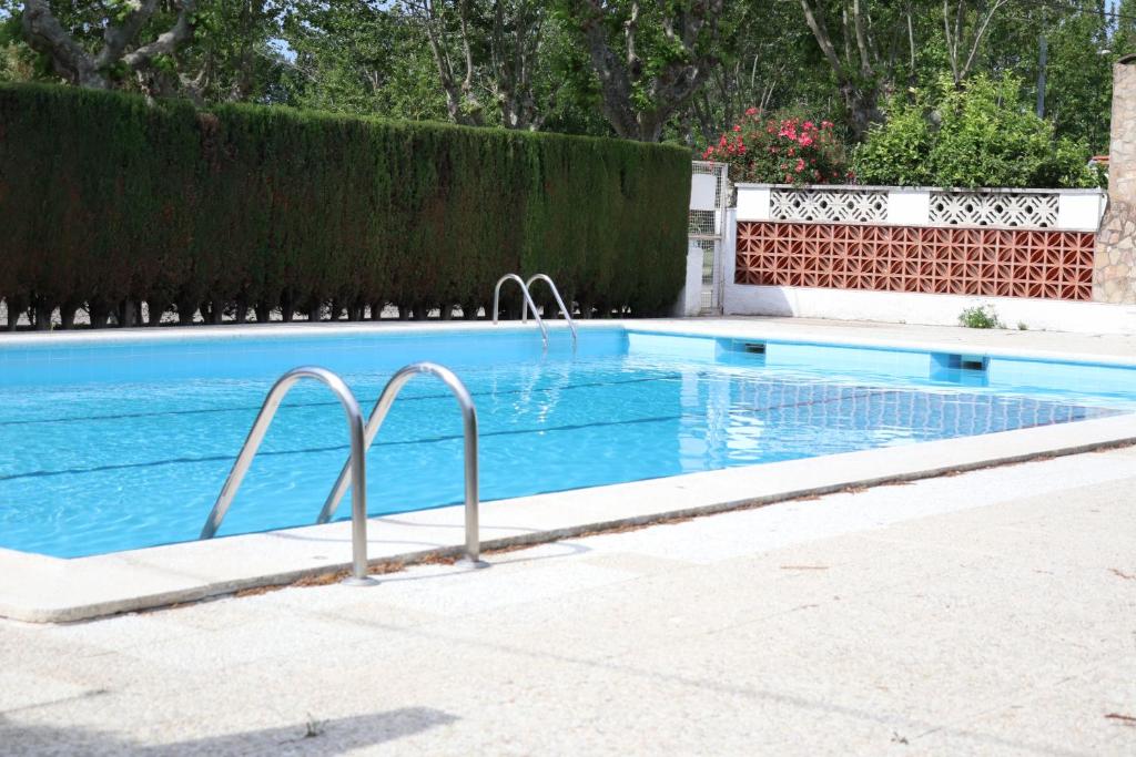 una piscina en un patio con una valla en Orlina, en Empuriabrava