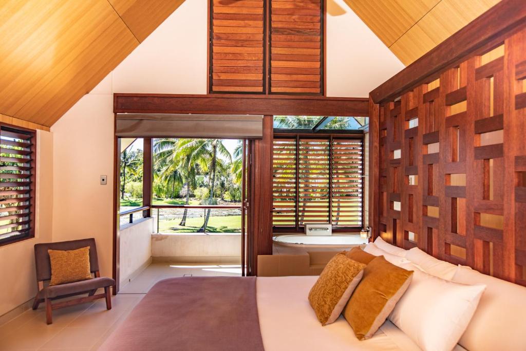 Giường trong phòng chung tại Niramaya Villas and Spa