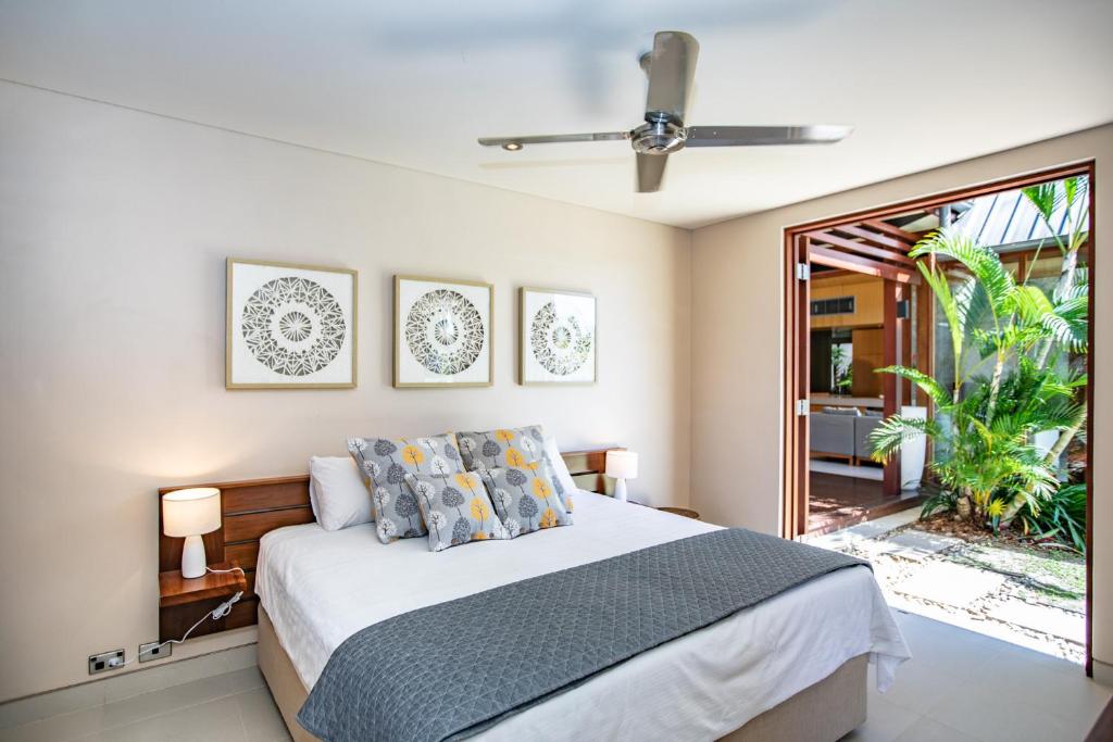 Giường trong phòng chung tại Niramaya Villas and Spa