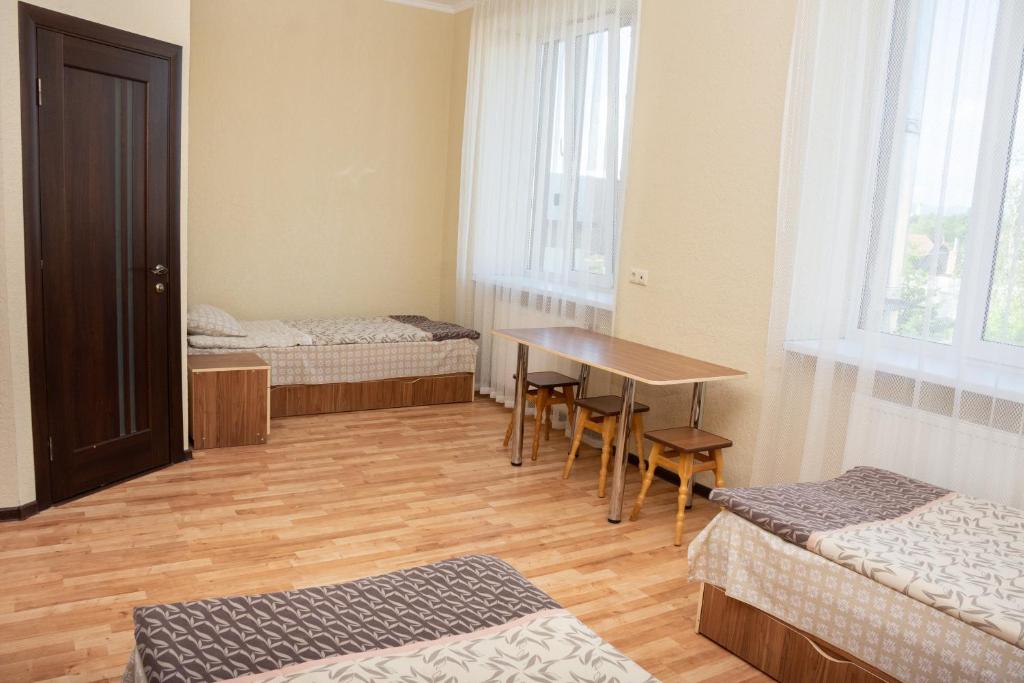 Postel nebo postele na pokoji v ubytování Monada Hotel & Hostel
