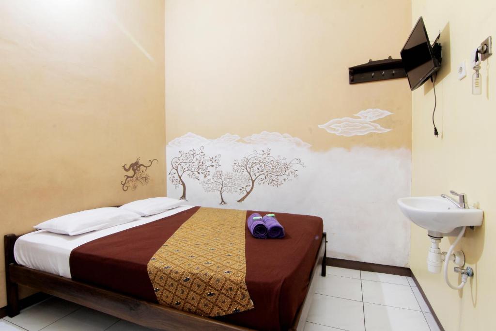 Postel nebo postele na pokoji v ubytování Monica Hotel Yogyakarta