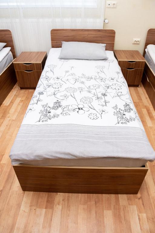 Postel nebo postele na pokoji v ubytování Monada Hotel & Hostel