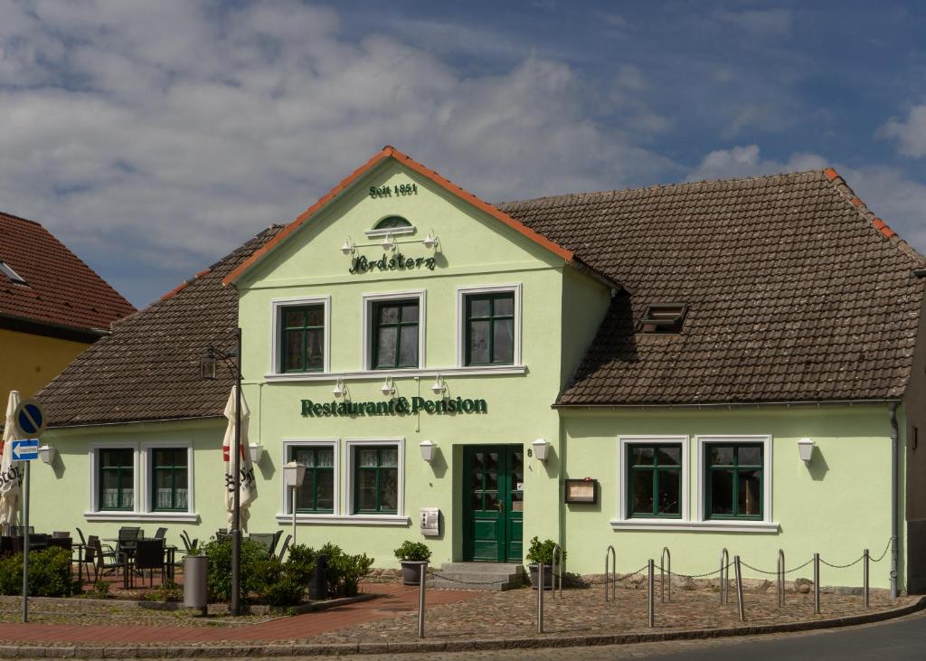 um edifício verde e branco numa rua em Nordstern em Gingst