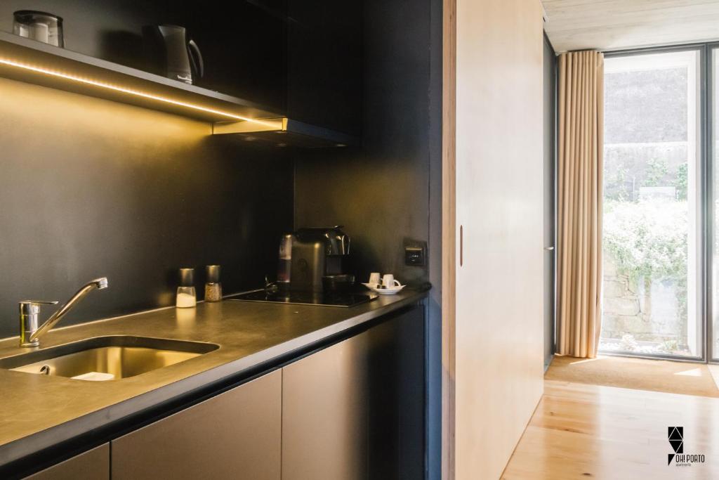 Kuchyň nebo kuchyňský kout v ubytování Oh! Porto Apartments