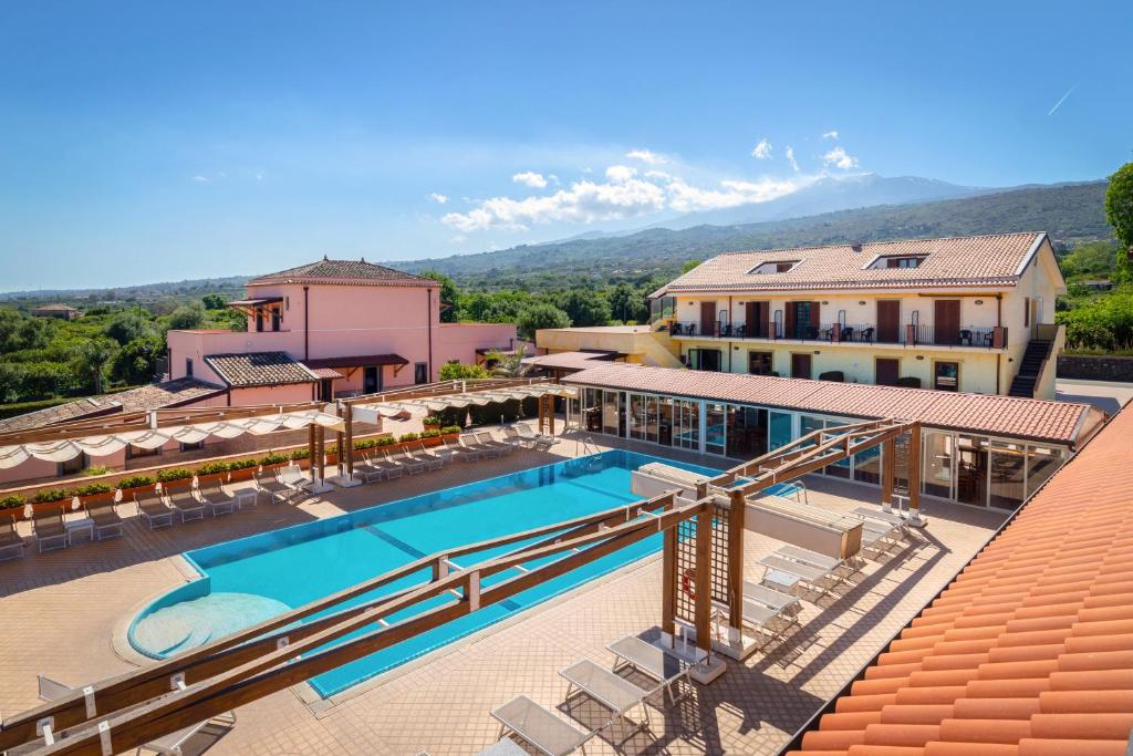 ariale Aussicht auf ein Hotel mit Pool in der Unterkunft La Terra Dei Sogni Country Hotel in Fiumefreddo di Sicilia