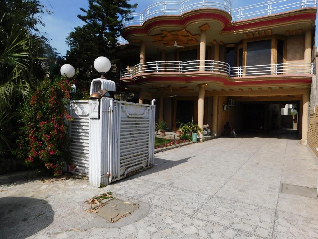 una grande casa con un cancello davanti di Paramount Guest House a Islamabad