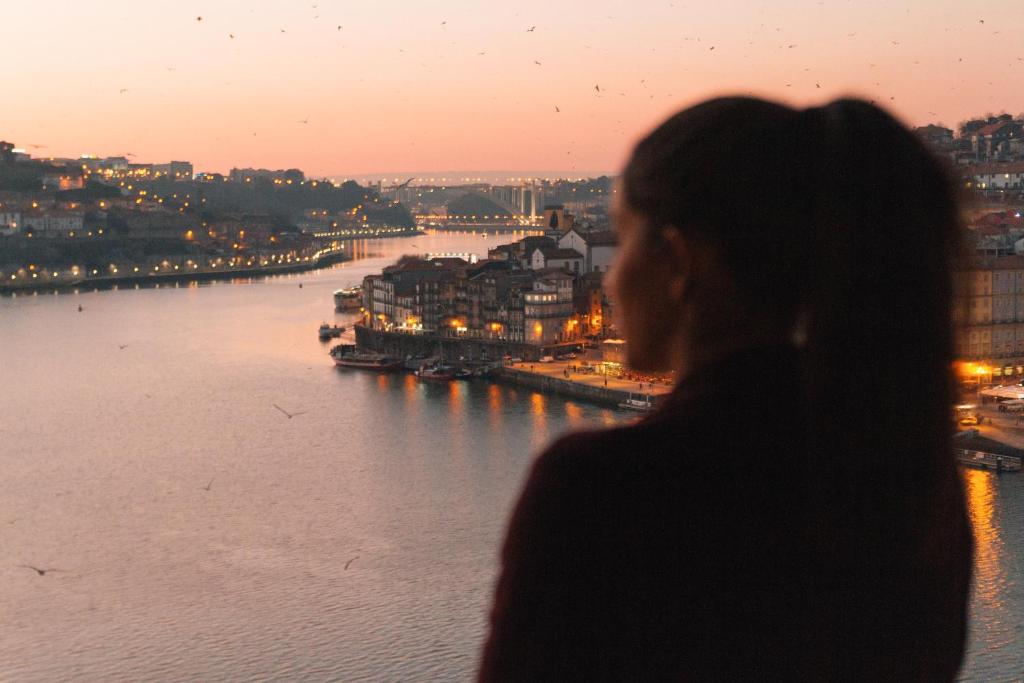 Výhled na řeku, která protéká v blízkosti aparthotelu