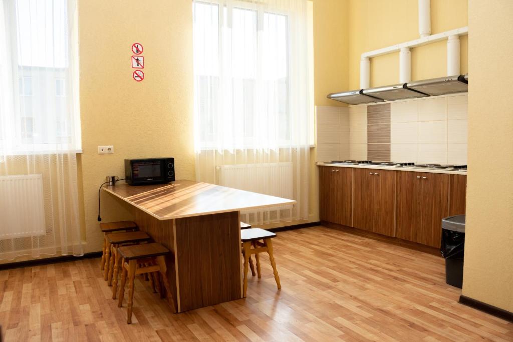Kuchyň nebo kuchyňský kout v ubytování Monada Hotel & Hostel