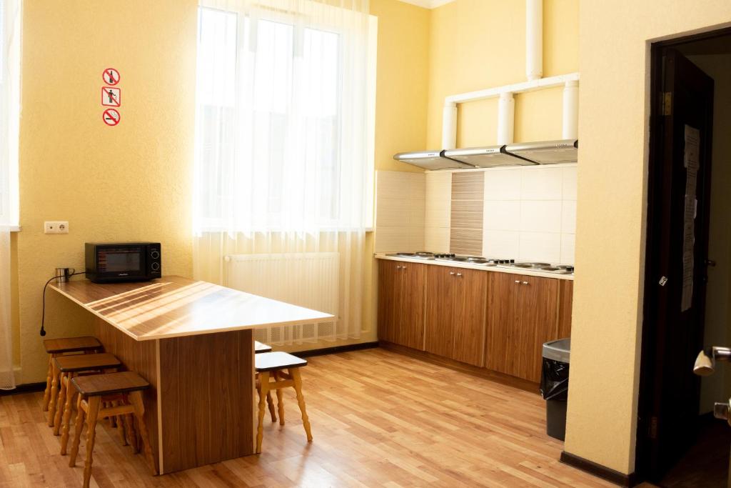 Kuchyň nebo kuchyňský kout v ubytování Monada Hotel & Hostel