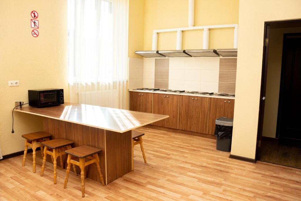 Kuchyň nebo kuchyňský kout v ubytování Monada Hotel & Hostel