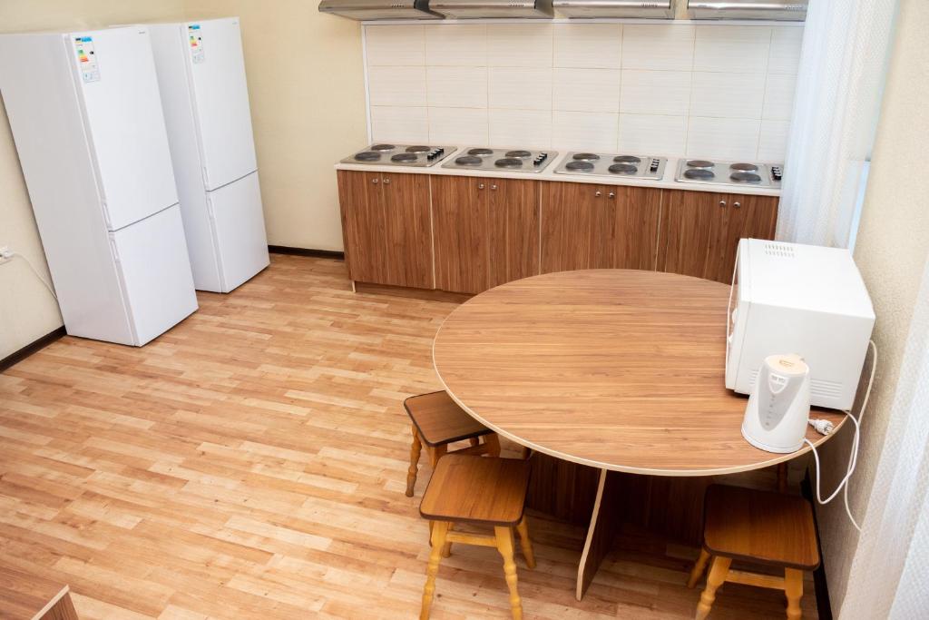 Kuchyň nebo kuchyňský kout v ubytování Monada Hotel & Hostel