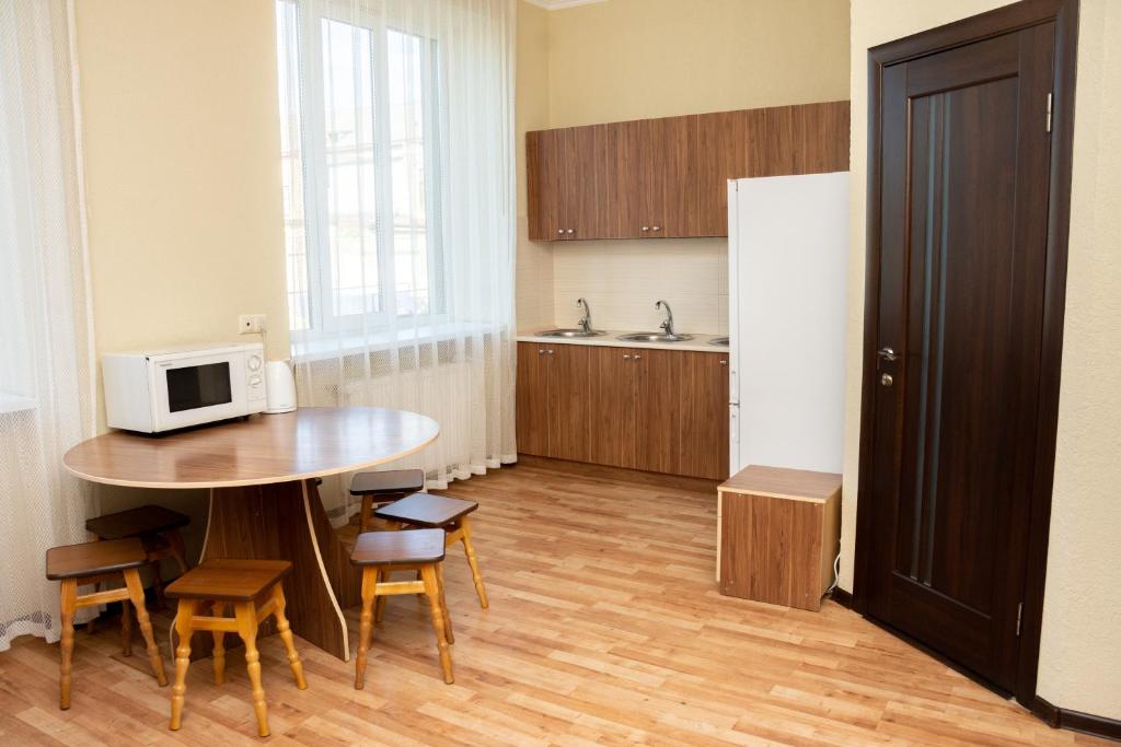 Kuchyň nebo kuchyňský kout v ubytování Monada Hotel & Hostel