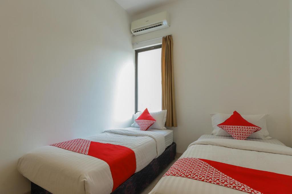 - 2 lits dans une chambre avec fenêtre dans l'établissement SUPER OYO 866 Idola Residence, à Jakarta