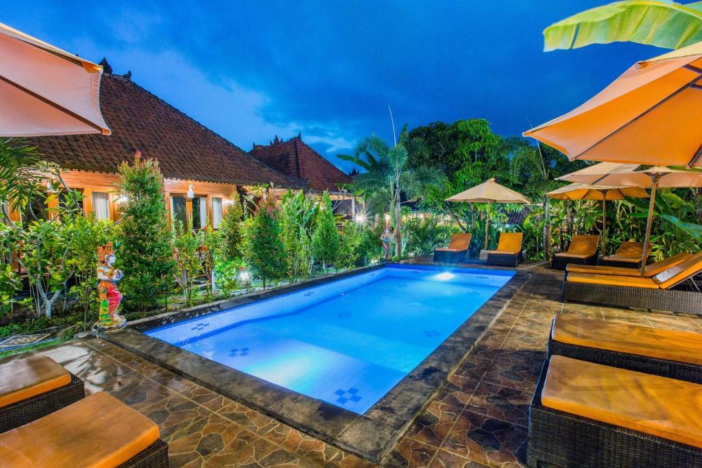 uma imagem de uma piscina numa villa em Dinatah Lembongan Villas em Nusa Lembongan