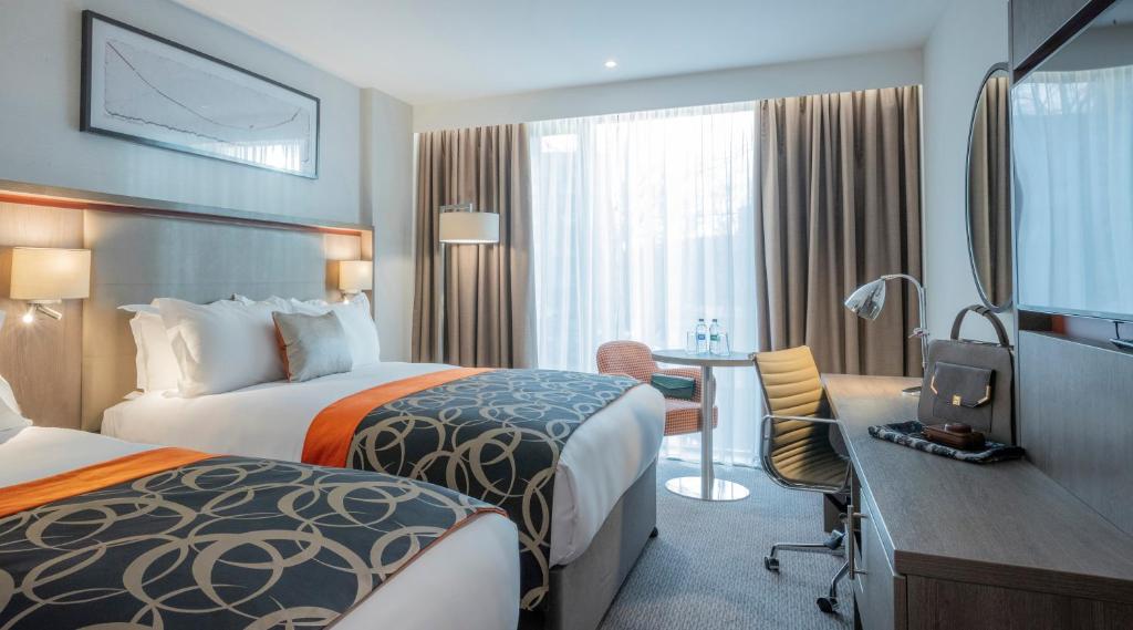 Postel nebo postele na pokoji v ubytování Clayton Hotel Charlemont