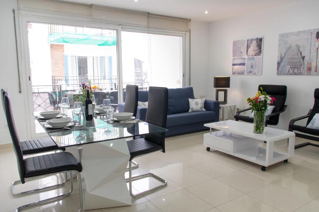 sala de estar con mesa de cristal y sofá en Apartamento Montroig 2, en Sitges