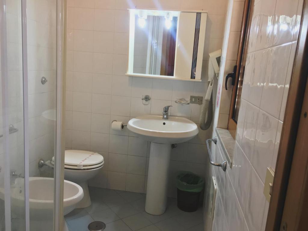 Koupelna v ubytování Hotel Due Pini Conte