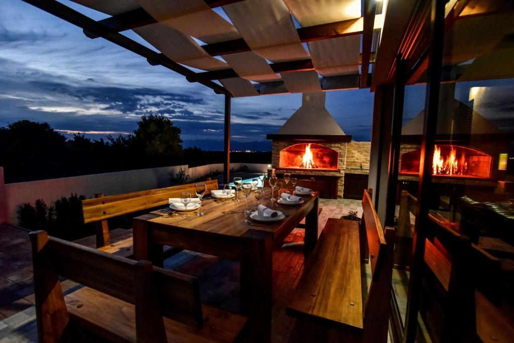 Posedenie v ubytovaní Villa Maslina with private pool on quiet location - by TA Leut Agency
