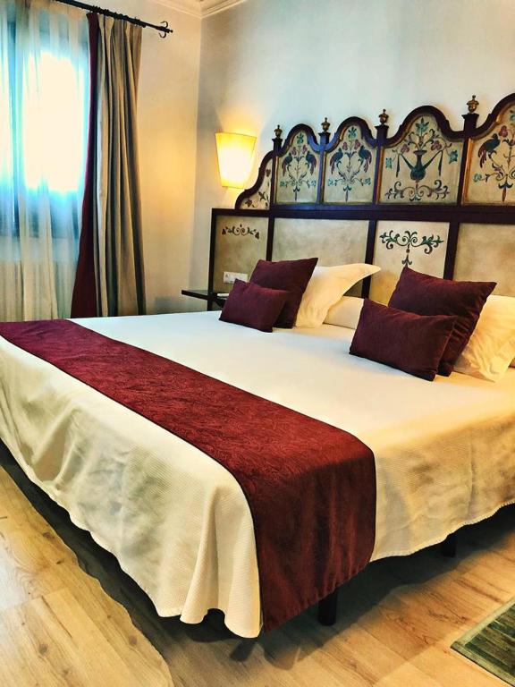 Postel nebo postele na pokoji v ubytování Hotel Hacienda del Cardenal