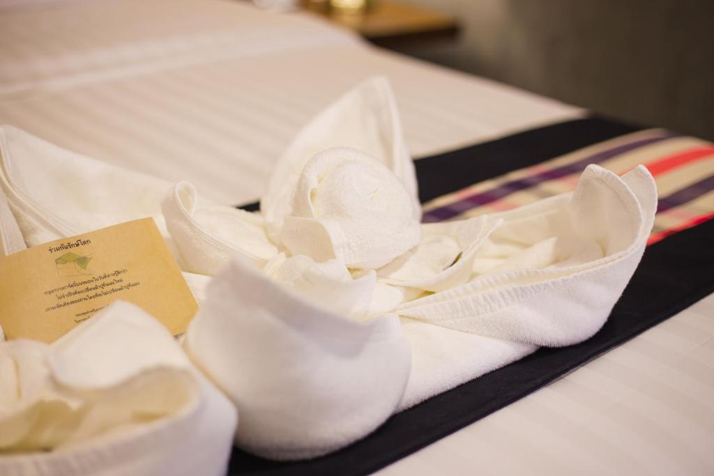 Postel nebo postele na pokoji v ubytování NAI YA Hotel -SHA Extra Plus