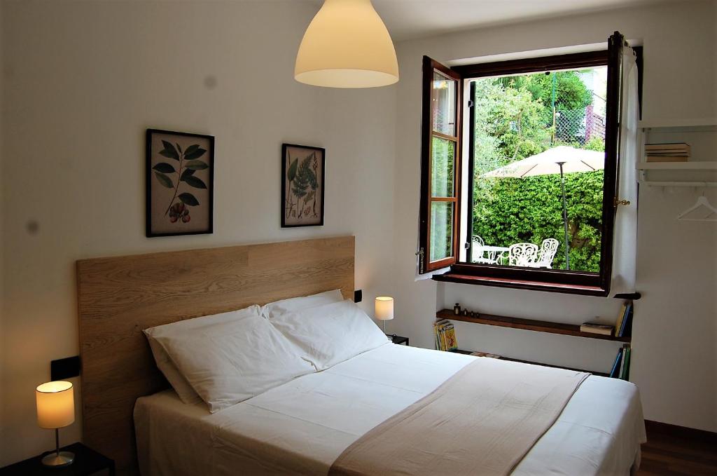 um quarto com uma cama branca e uma janela em Green Corner Gelsomino em Cavalcaselle