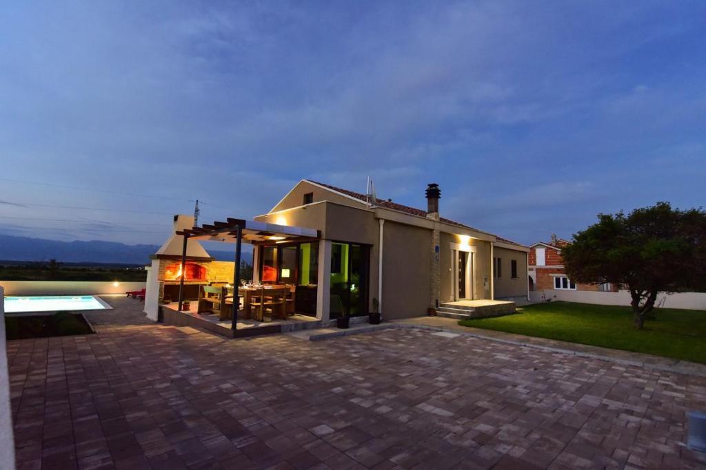 Bazén v ubytovaní Villa Maslina with private pool on quiet location - by TA Leut Agency alebo v jeho blízkosti