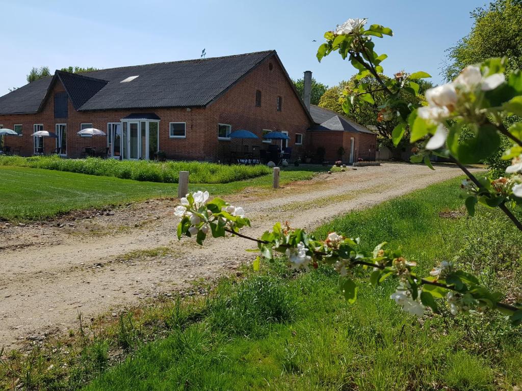 een onverharde weg voor een bakstenen gebouw bij Kyndestoft Bed & Breakfast in Holstebro